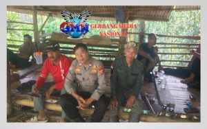 Panas Terik Disusul Hujan, Bhabinkamtibmas Sukamukti Sambangi Warga Sampaikan Imbauan Keselamatan