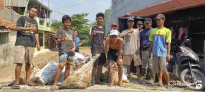 Warga Dusun cileuwek 2 Desa Cikampek selatan Laksanakan Kerja Bakti Serentak