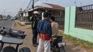 Polantas di Karawang Menyapa, Sampaikan Sosialisasi Kamseltibcarlantas Kepada Pengendendara yang Lawan Arus